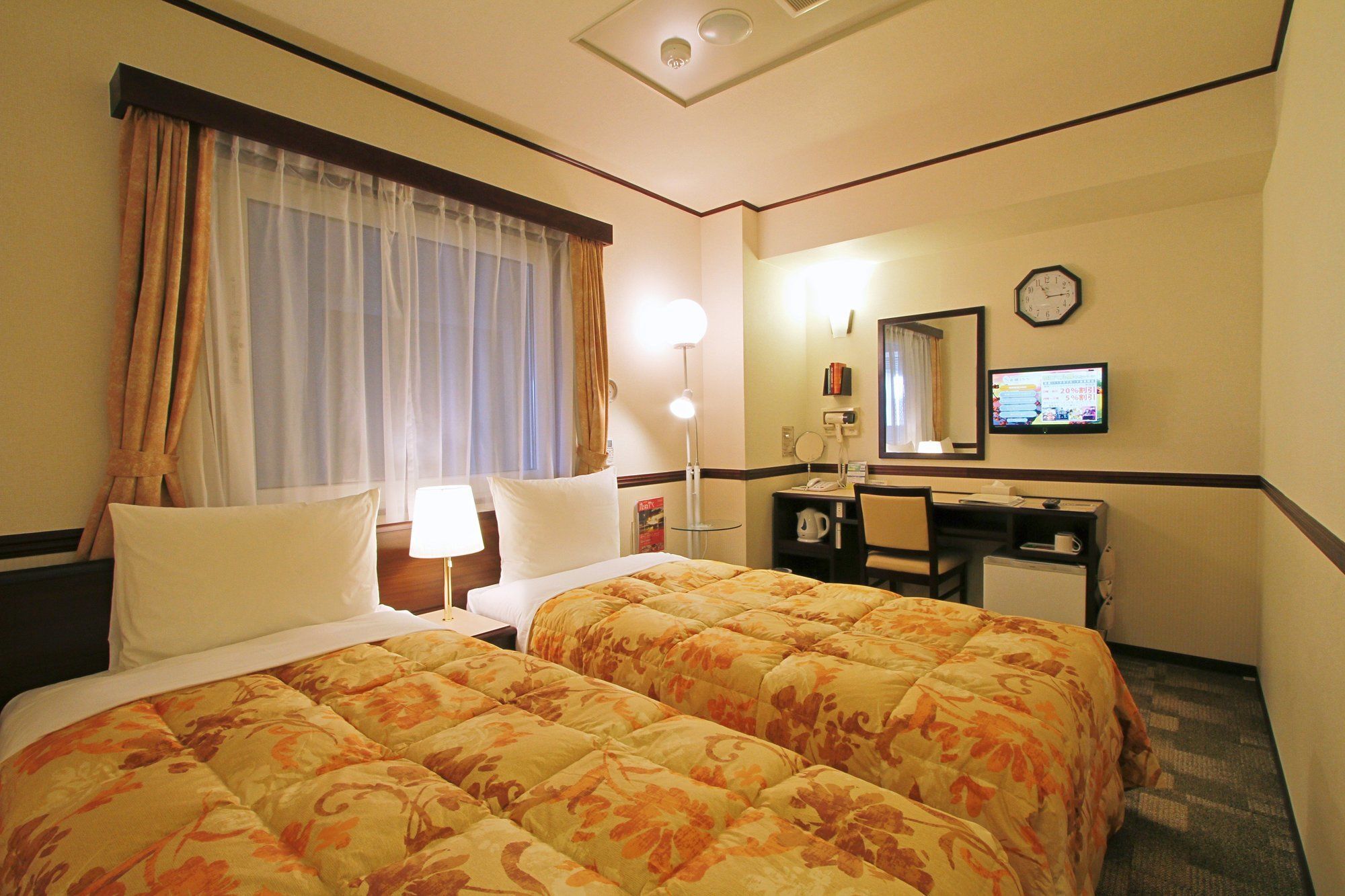 Toyoko Inn Yokohama Kannai Exterior photo
