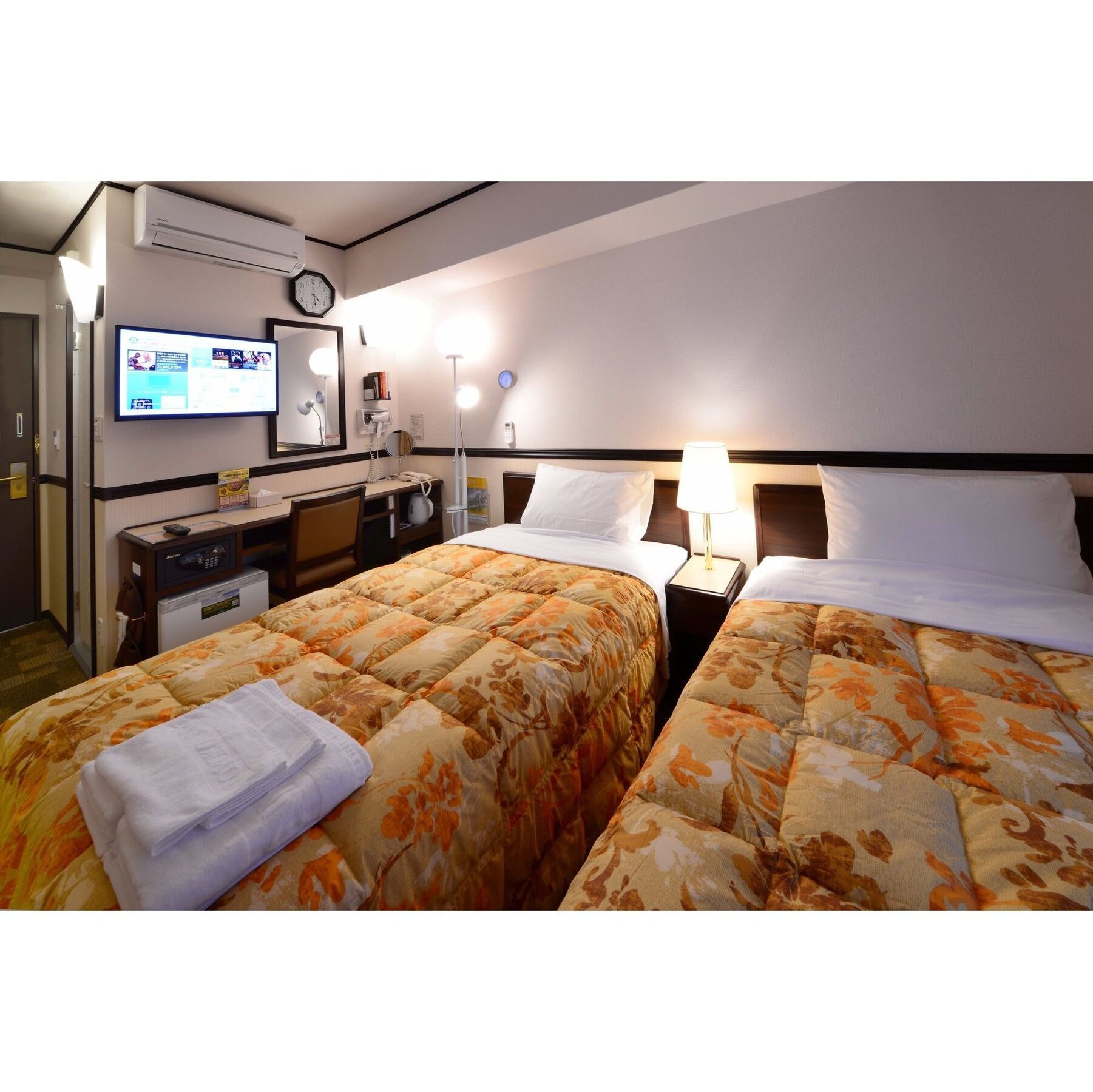 Toyoko Inn Yokohama Kannai Exterior photo