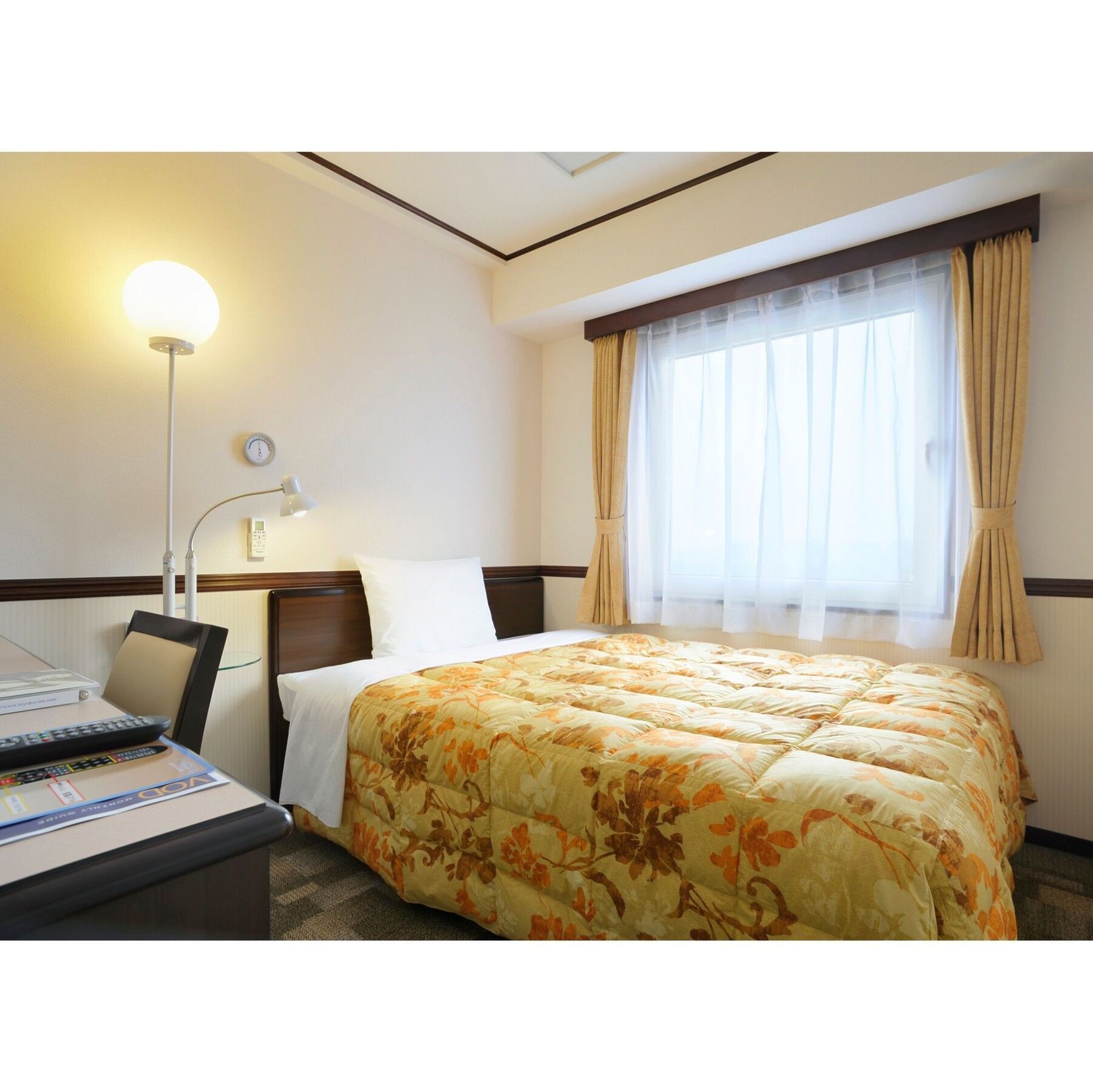 Toyoko Inn Yokohama Kannai Exterior photo