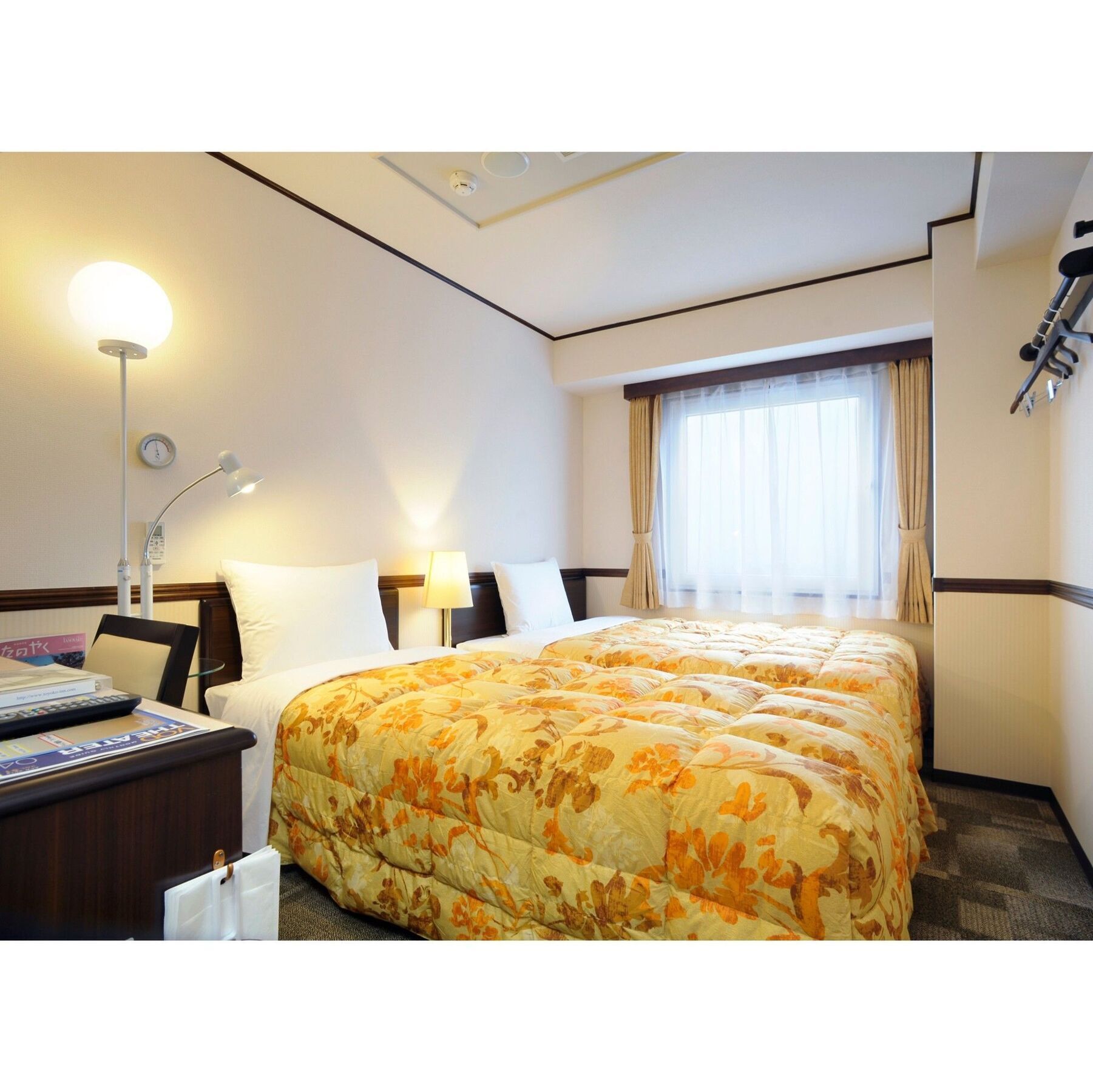 Toyoko Inn Yokohama Kannai Exterior photo